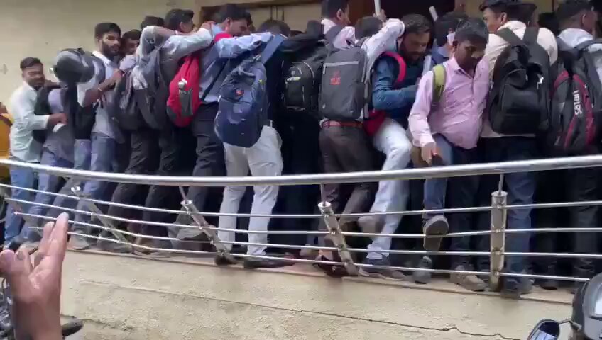 Gujrat Model Bataya Congress Ne, Job Ke Liye Navjwano Ki Bheed Lagi, Gujrat Ke Bharuch Se Video Hua Viral