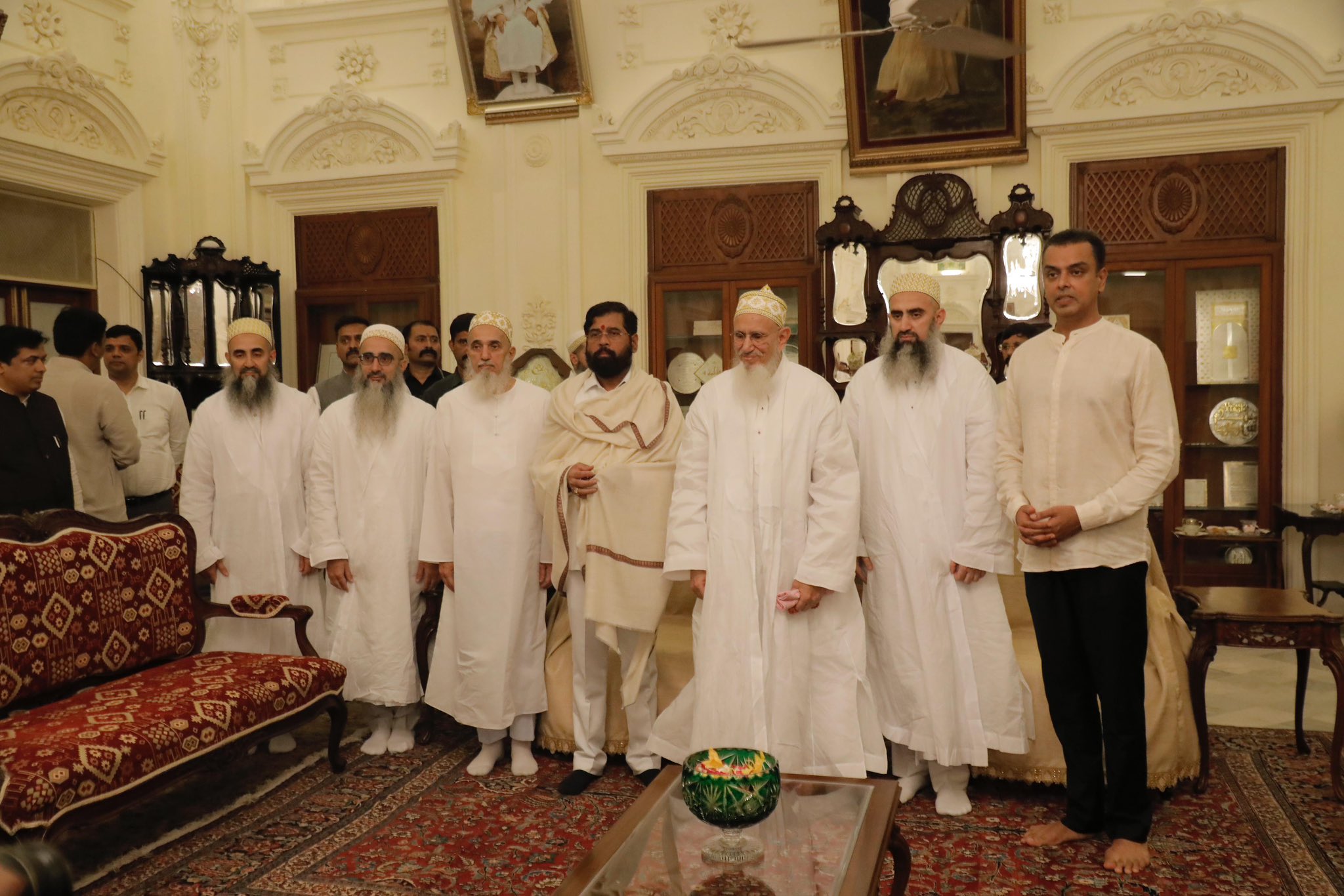 His Holiness Syedna Muffaddal Saifuddin se CM Eknath Shinde aur Milind Deora ne Un ke Ghar par Mulakat ki