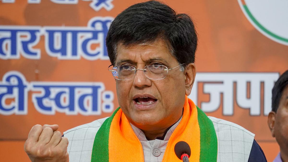 Piyush Goyal Hosh Me Aao Naare Ke Sath Agri Koli Samaj Ki Mahilaon Ne Kandivali BJP Office Ke Paas Protest Kiya.