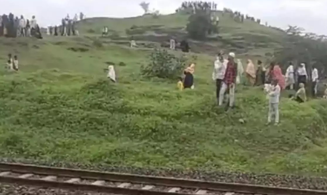 Train Ruka Kar Pathrao Kiya Logon Ne Passenger Train Par, Maharashtra Ke Jalgaon Ki Ghatna, Video Viral Hua