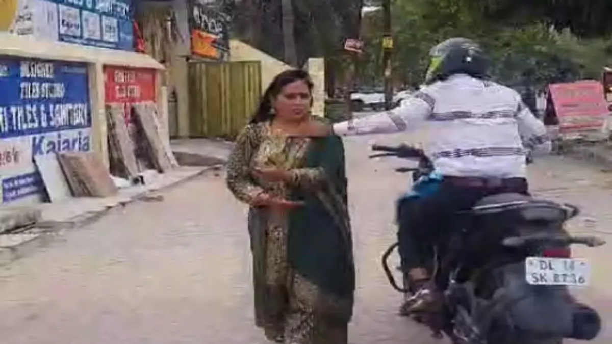 Reel Bana Rahi Mahila Ka Sare Aam Beech Road Se Mangal Sutra Uda Legaya Bike Wala At Ghaziabad