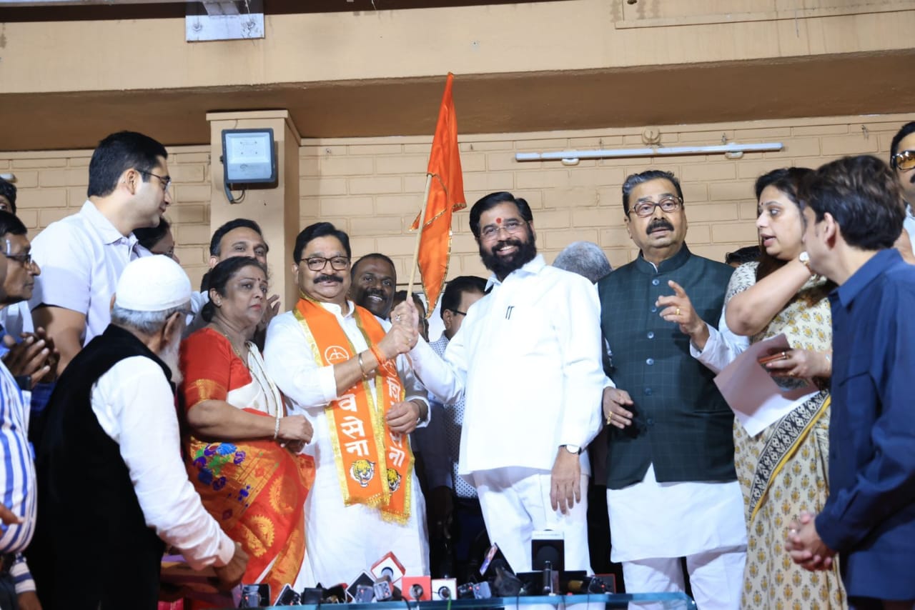 Uddhav Thackeray Ke MLA Ravindra Waikar Ne Shivsena Join Kiya CM Shinde Ke Presence Me