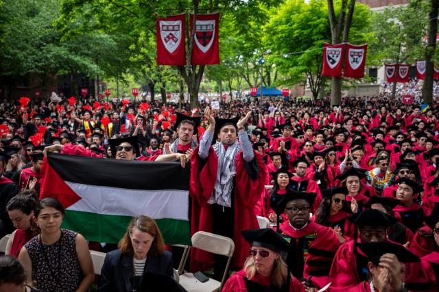 Philistin Se Izhaar-E-Yekjehti Ke Liye Harvard University Ke Students Ka Graduation Convocation Ceremony Se Walkout.