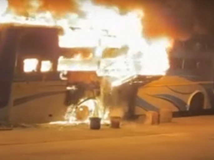 Fire In Bus – Mahad Me Mumbai Goa Highway Par Bus Me Lagi Aag, 22 Logon Ko Rescue Kiya 1 Student Ne