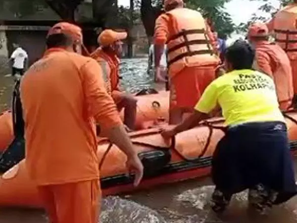 Tractor Me Sawar 7 Log Nadi Paar Karte Hue Paani Me Doobe At Kolhapur, 5 Logon Ko Bachaya Gaya, 2 Missing