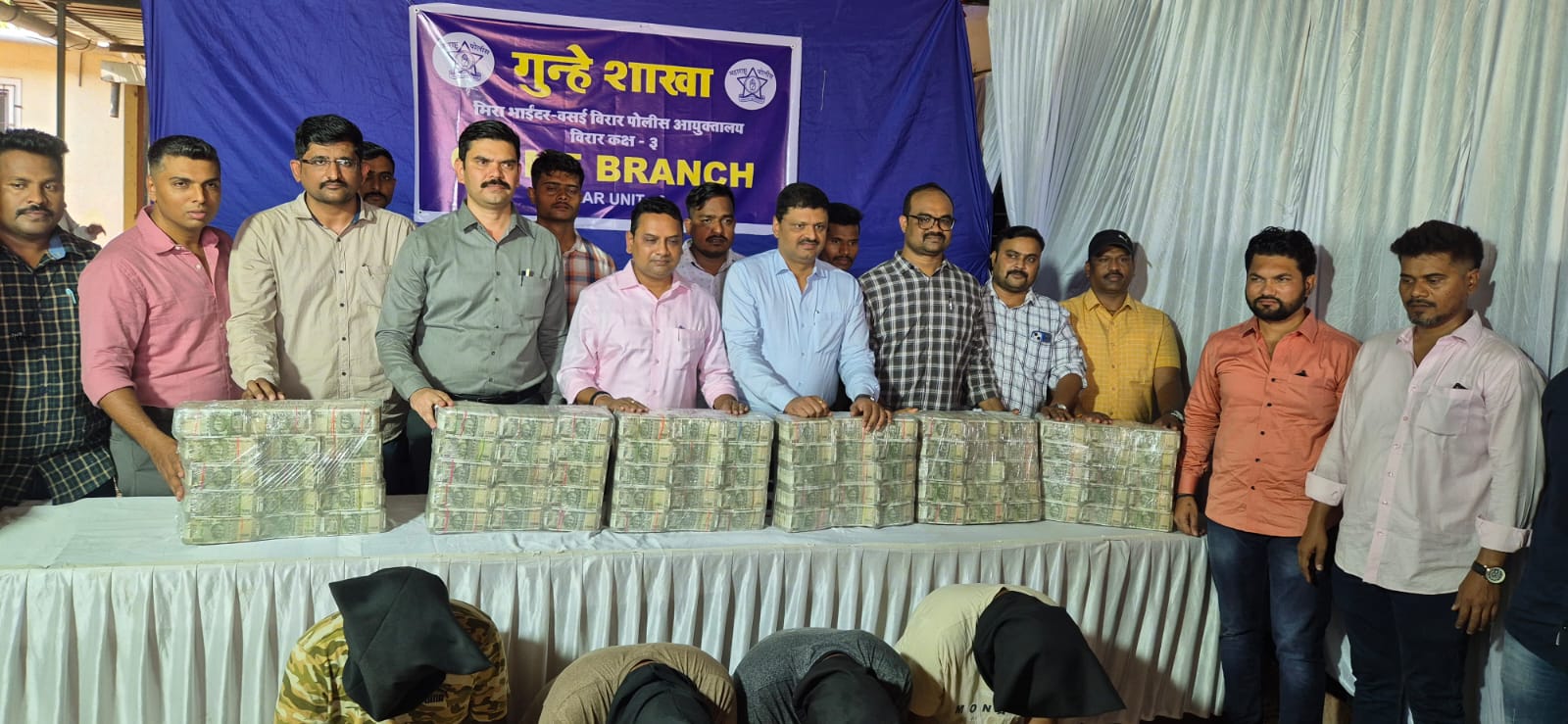 Mumbai Ahmedabad Highway Par Car Sawar Ko Police Wala Batakar Lootne Wale 4 Arrested By Crime Branch 3 MBVV Police 5.3 Crore Baramad
