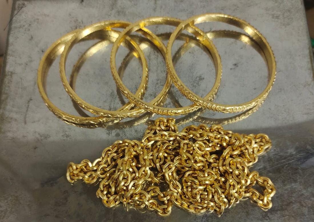Gold Smuggling – 2 Din Me Rs 1.39 Crore Ka 2.59 Kg Gold Seize Kiya 4 Cases Me Customs Ne At Mumbai Airport