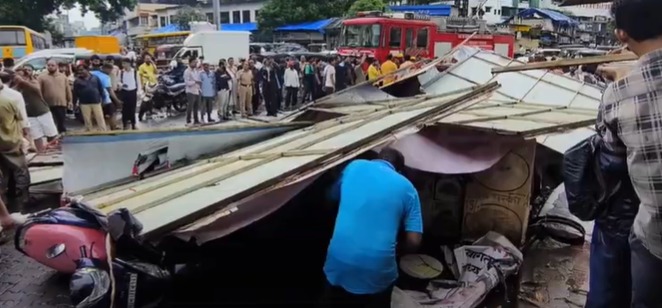 Hoarding Gira At Kalyan, Wooden Hoarding Girne Se 3 Gaadi Damage Hui, 3 Injured Reported