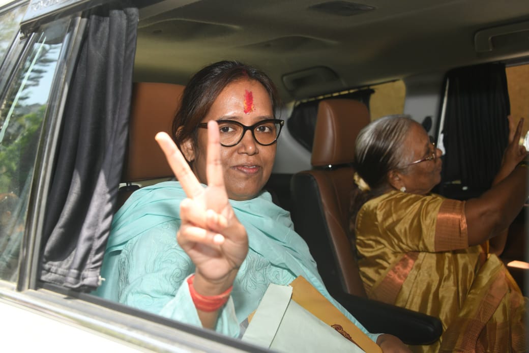 Mumbai North Central se Maha Vikas Aghadi ki Congress ki Loksabha Candidate Varsha Gaikwad Nomination File karne jaate hue