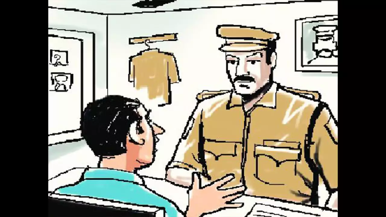 Police Ke Bhes Mein Ghar Par Aate, Paisa Mangte, Khud Ko Behrupiya Batate, FIR Darj At Agripada Police Station