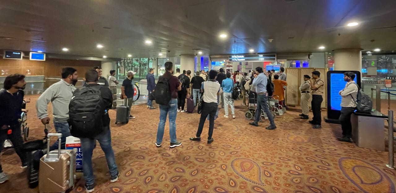 Dubai Se Mumbai Vistara Airlines Se Aaye Passengers Ko Deomestic Airport Le Jakar Drop Kiya, DGCA Ne Manga Probe