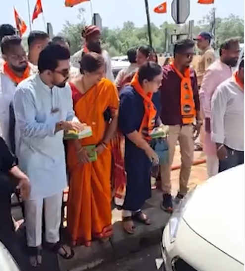 Mumbai Toll Free Par MNS Workers Ne Phatake Phode, Mithai Baanta, Kaha Humari Ladai Ki Jeet Hui