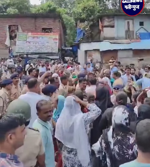 Wadala 4 Number Gate K Pass Public Crossing Rasta Bandh Karne K Virod Me Public Ka Protest