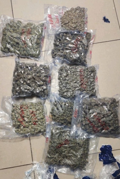 Gaanja Bangkok se laaraha tha Passenger, 1.452 Kg Worth Rs 1.452 Crore seize kiya Mumbai Customs ne at Airport