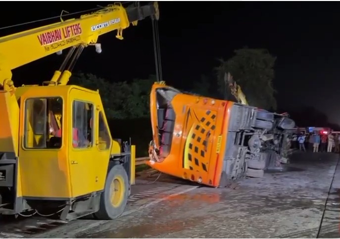 Bus Giri 20ft Neeche Khai Me At Panvel On Mumbai Pune Expressway, 5 Dead, 45 Injured Hue