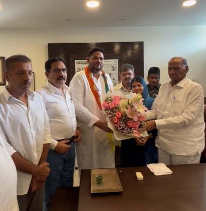 Sarad Chandra Pawar Gut Mein Mumbra Ke Waseem Akram Shaikh Ko Sarad Pawar Ke Haatho Thane Jilla General Secretary Ki Post Di Gayi,