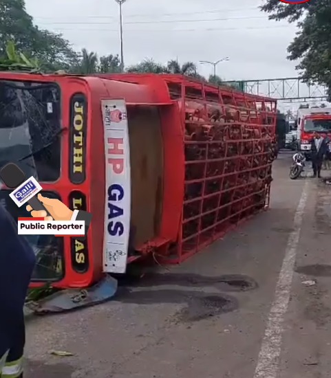 Gas Cylinder se bhara truck Palti at Thane-Belapur Road in Navi Mumbai