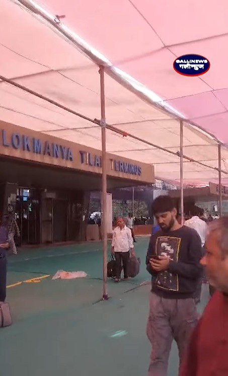 Kurla LTT Station par Diwali Chhatpuja festival par Gaon jawme wale Logon ke sahulat ke liye Mandap lagaya gaya
