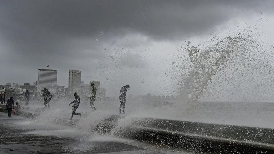 Mumbai Mausam – Chatri, Raincoat Lekar Nikle Log, Heavy Rainfall Hone Ki Sambhavna, IMD Ne Yellow Alert Announce Kiya