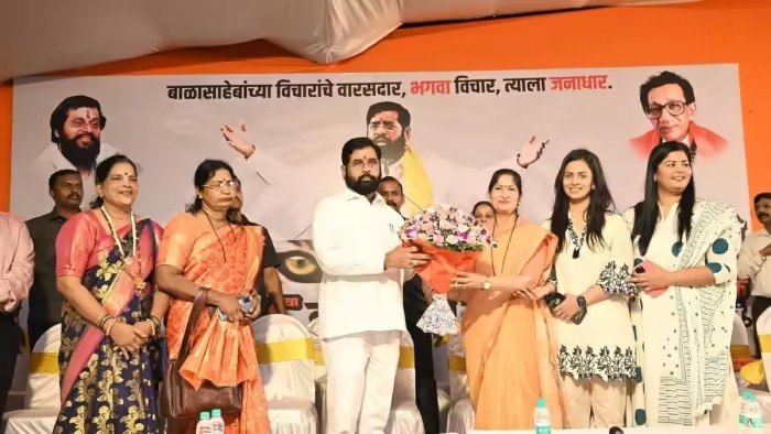 Ex Encounter Specialist Retired Police Officer Pradeep Sharma Ki Wife Aur 2 Daughters Ne Shivsena Join Kiya, CM Shinde Ke Presence Me