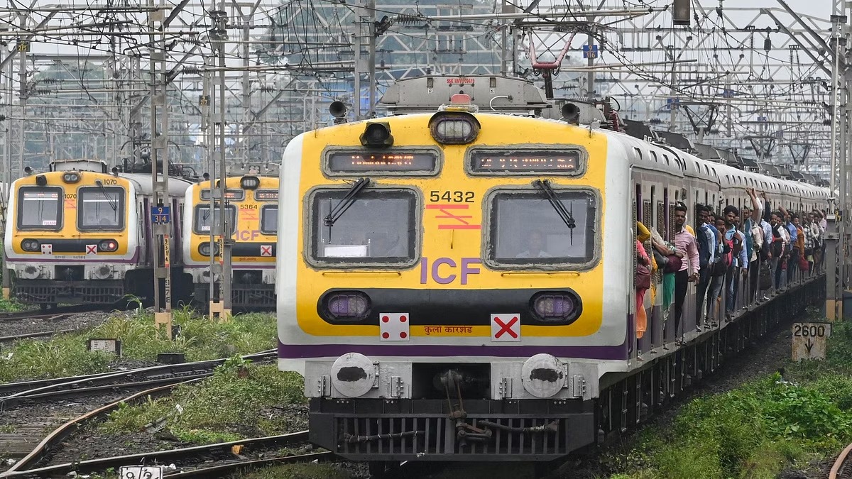 Local Train Main Line Kuch Der Ke Liye Bandh Hui Hai, Sandhurst Road Station Mai Signal Failure