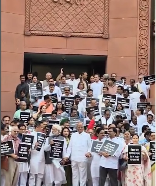 PM Modi Sarkar Ke Khilaf India Gatbandhan Ka Protest At Parliament, Health Aur Life Insurance Par GST Kam Karne Ki Mang
