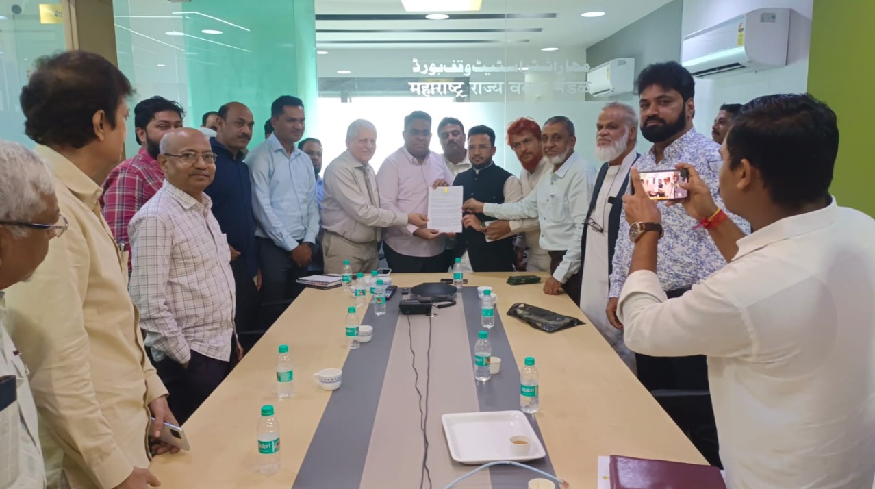 Aaj ek Muslim delegation led by MLA Rais Shaikh ne Waqf board ke chairman se mulakat karke Waqf Amendment Bill k against mein resolution pass karne ka demand Kiya,