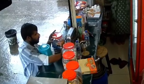 Mobile Chor CCTV Footage Me Qaid At Sion Hospital Bmc Tea Shop