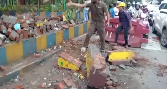 Wall Collapse hone se Biker hua injured, Road ke beech bani beautification wall giri at Teen hath naka Thane