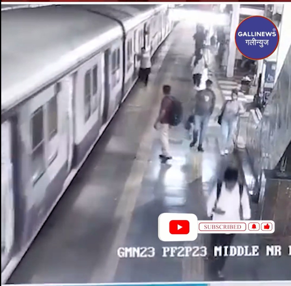 Chalti Local Train Se Platform Par Gire Shaks Ki Jaan Bachaya Police Constable Ne At Goregaon Station