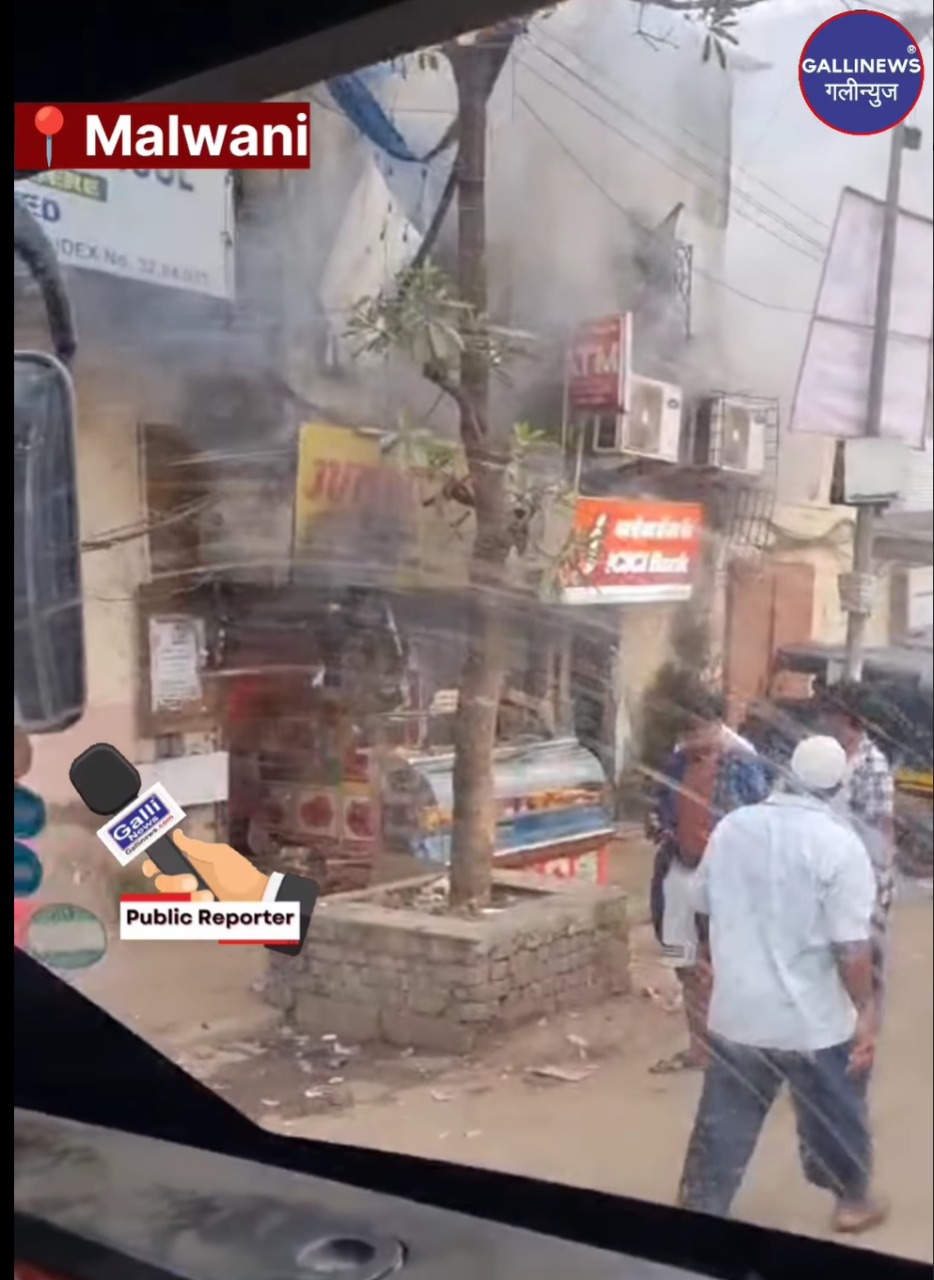 Fire In Vadapav Shop At Malwani, Fire Brigade Ki 2 Gaadiyan Pohanchi Opp Malwani BEST Bus Terminus