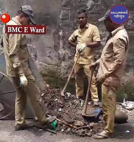 BMC E Ward Wale Raaste par Kachra phek rahe hai ,Khan Sahab Aisa Mat Order do