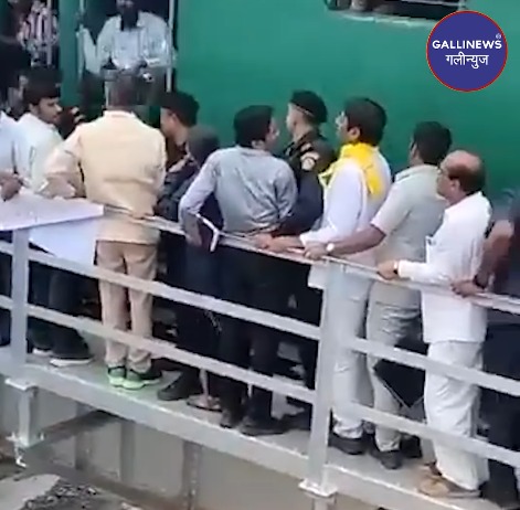 CM Chandrababu Naidu Ke Pass Se Guzri Train, Bridge Par Khade Hokar Inspection Kar Rahe They Aagayi Train At Vijayawada
