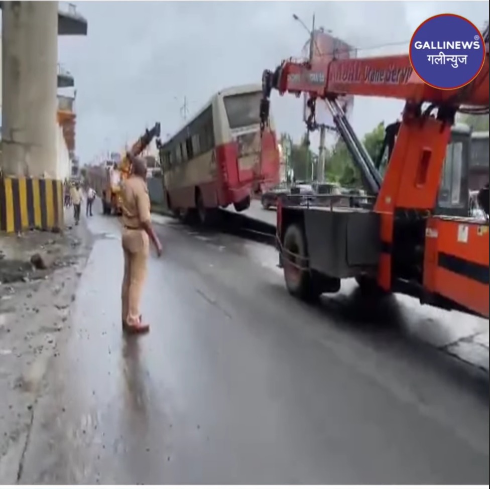 ST Bus Divider Par Chadhi, Manpada Bridge At Ghodbunder Road Thane, No Injury Reported