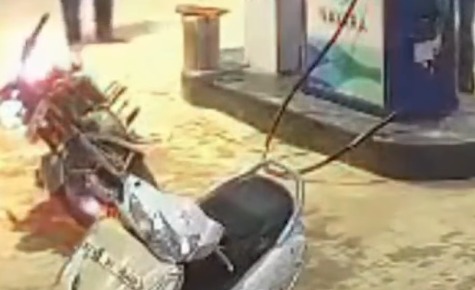 Petrol Pump par Petrol bharte waqt Bike me lagi aag at Jalore Rajasthan, Video Viral