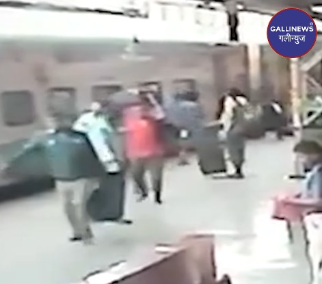 Chalti Train Se Gire Shaks Ki Jaan Bachayi Train Ke Alert TC Logon Ne At Pune Railway Station