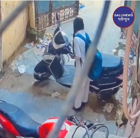 Beware – Chori Karne Ka Naya Tarika, Dekho Kaise Nazar Ke Saamne 2 Wheeler Chura Le Jaate Hain, Varanasi Se Video Hua Viral