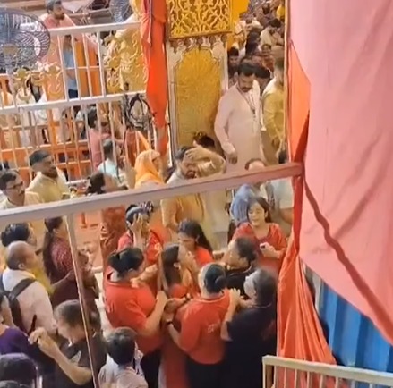Lalbaughcha Raja Darshan karne gayi Television actress Simran Budharup ka yeh haal hua, Video viral