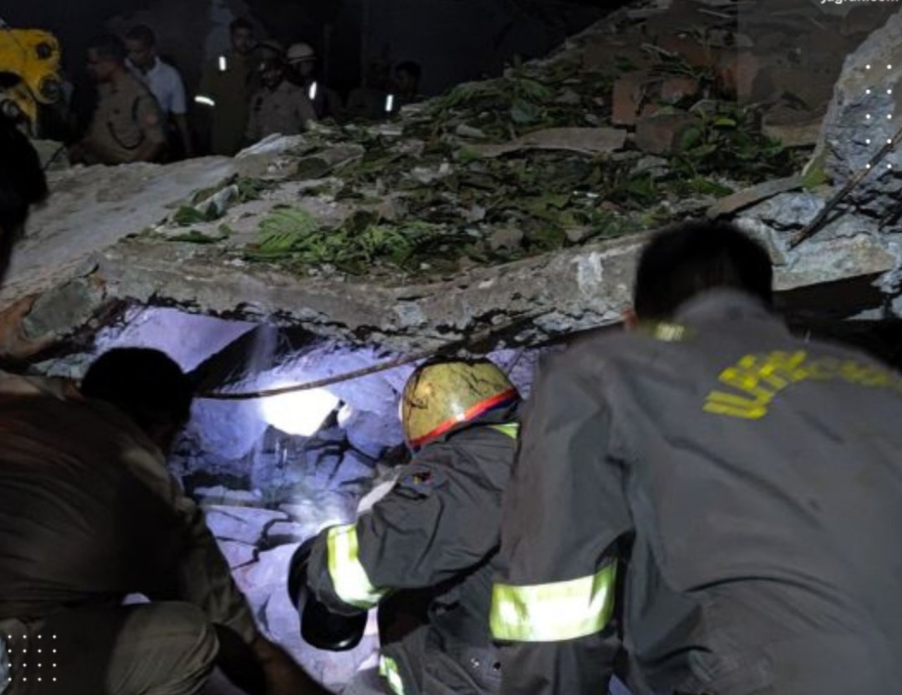 Phataka Factory Me Blast Hone Se Aaspass Ke Ghar Collapse Hue At Firozabad U.P, 5 Dead, 11 Injured