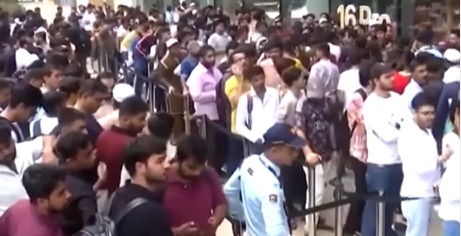 Iphone 16 Kharidne Ke Liye Mumbai Me Subha Subha Apple Store Ke Paas Lagi Lambi Lambi Lines