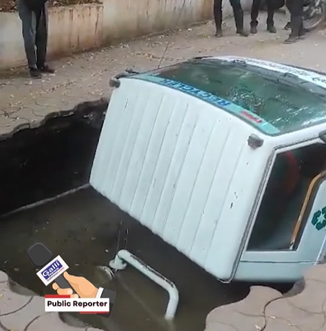 Road Dhansa, Akkha Truck Ghusa, Pune ke Samadhan Chowk ka video bataya jaa raha hai