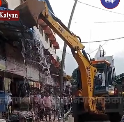 Pheriwalon Par Karwai at Kalyan Station, 34 illegal Sheds tode gaye