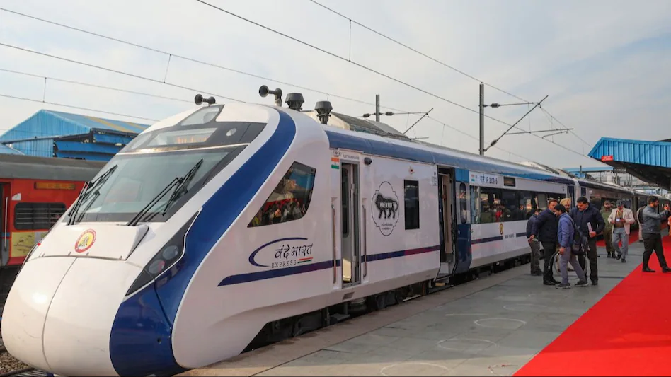 Vande Bharat Train Hai Ya Local Train Hai, Lucknow To Dehradun Train Me Public Chadhi Local Train Ki Tarah