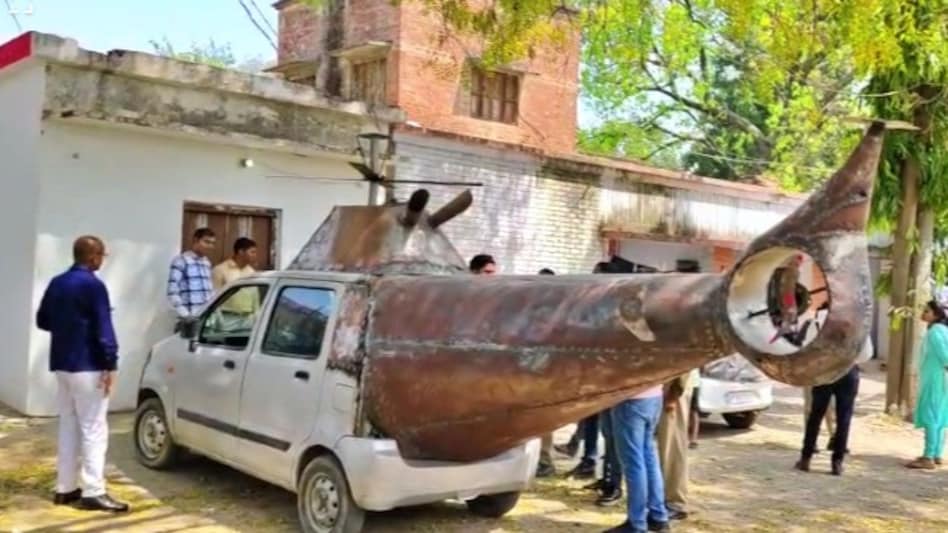 Wagon R Car Ko Helicopter Bana Diya 2 Bhaiyon Ne Milkar At Ambedkar Nagar, Uttar Pradesh, Police Ne Seize Kar Liya