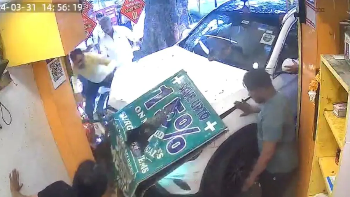 Kachori Shop Me Ghusi Mercedes Car at Rajpur Road Civil Lines Area Delhi, 6 Injured