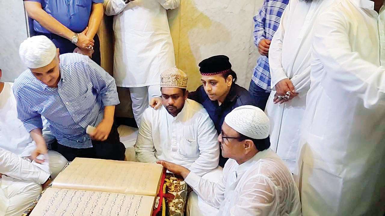 Ziyarat – The Quran Shareef At Mahim Dargah, Hazrat Makhdoom Mahmi Ke Mubarak Hathon Se Likhi Hui, 600 Yrs Old