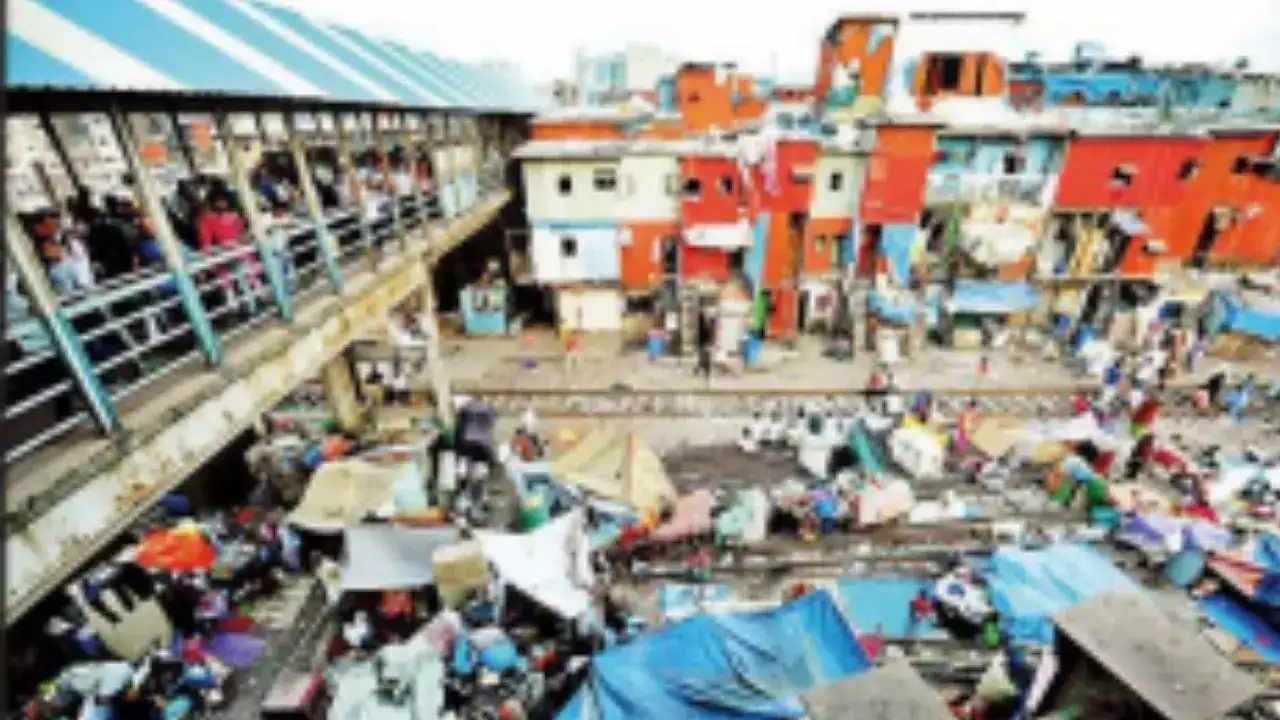 Bandra West Station Se Lekar Shastri Nagar Slum Mein Demolition Ke Waqt 2 Ladkiyon Ko Current Lag Gaya, Admitted in Baba Hospital