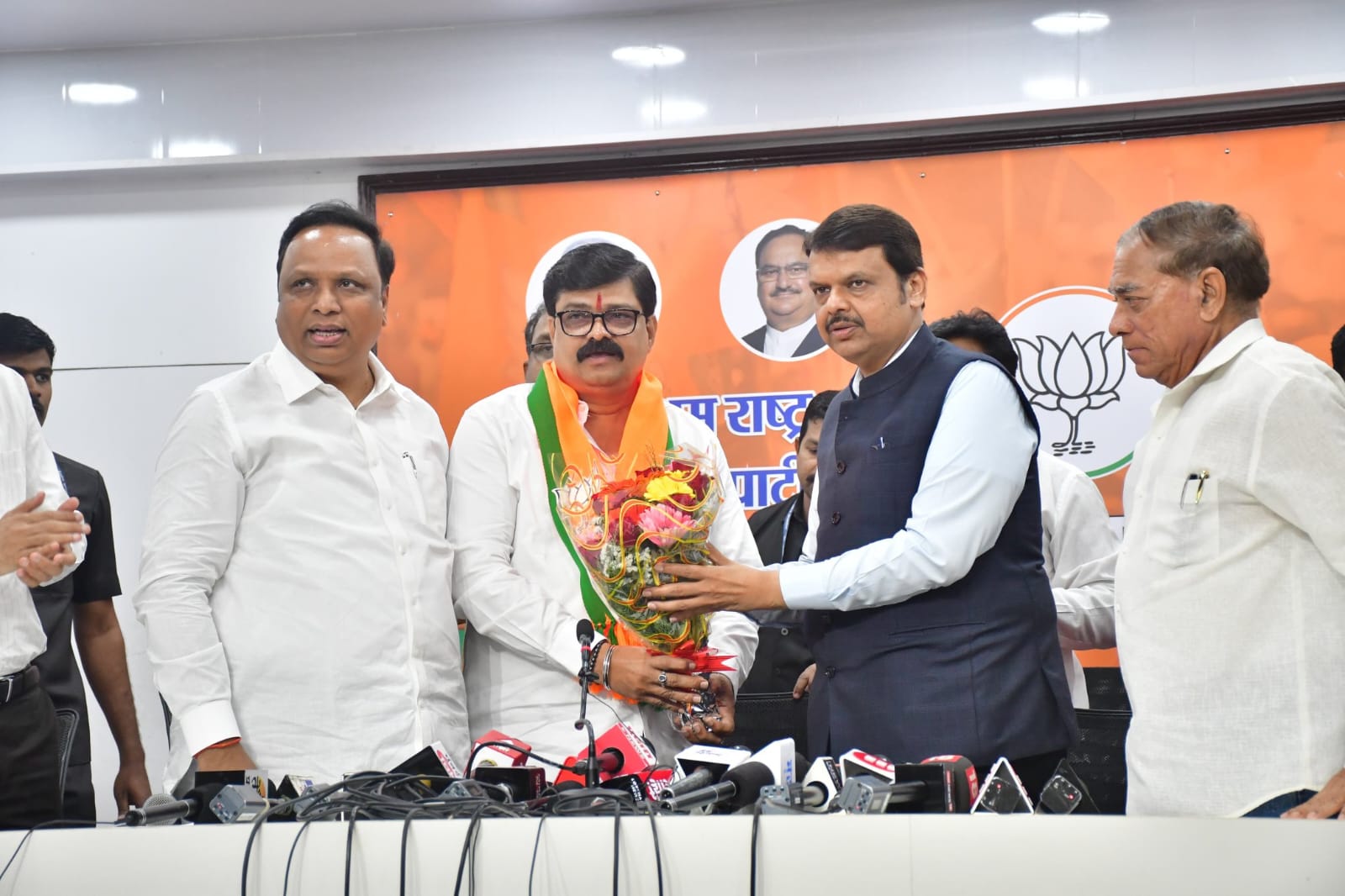 BJP Join Kiya Congress Ke 2 BMC Corporators Ne, DCM Fadnavis Bole Aage Aage Dekho Hota Hai Kiya