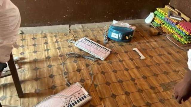 EVM Ko Kulhadi Se Toda, Kayi Jagah EVM Kharab, Kahin Voting Bandh Karke Khana Khane Baith Gaye Staff Maharashtra Me Ghati Ghatna