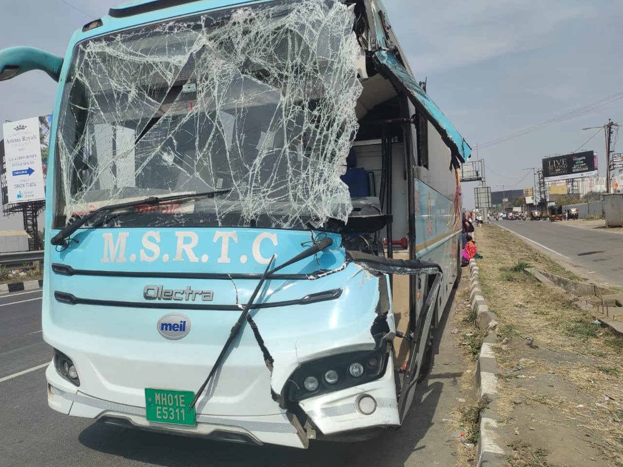 Bus Ki Takkar At Kiwale Exit On Mumbai Pune expressway, Shivneri Bus Cargo Truck Se Takrayi